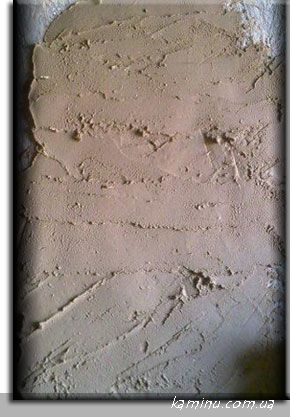  Висохлий глиняно-піщаний розчин на стіні